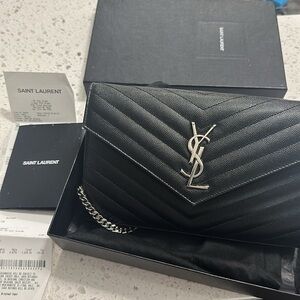 CLASSIC CASSANDRE CHAIN WALLET IN GRAIN DE POUDRE LEATHER